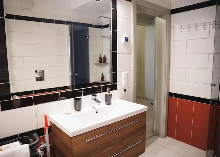 Beautiful Old Town Arkadenhof * 로바우