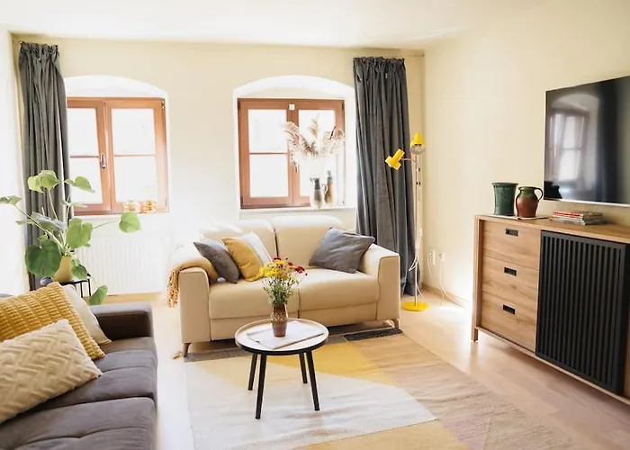 Beautiful Old Town Arkadenhof 로바우